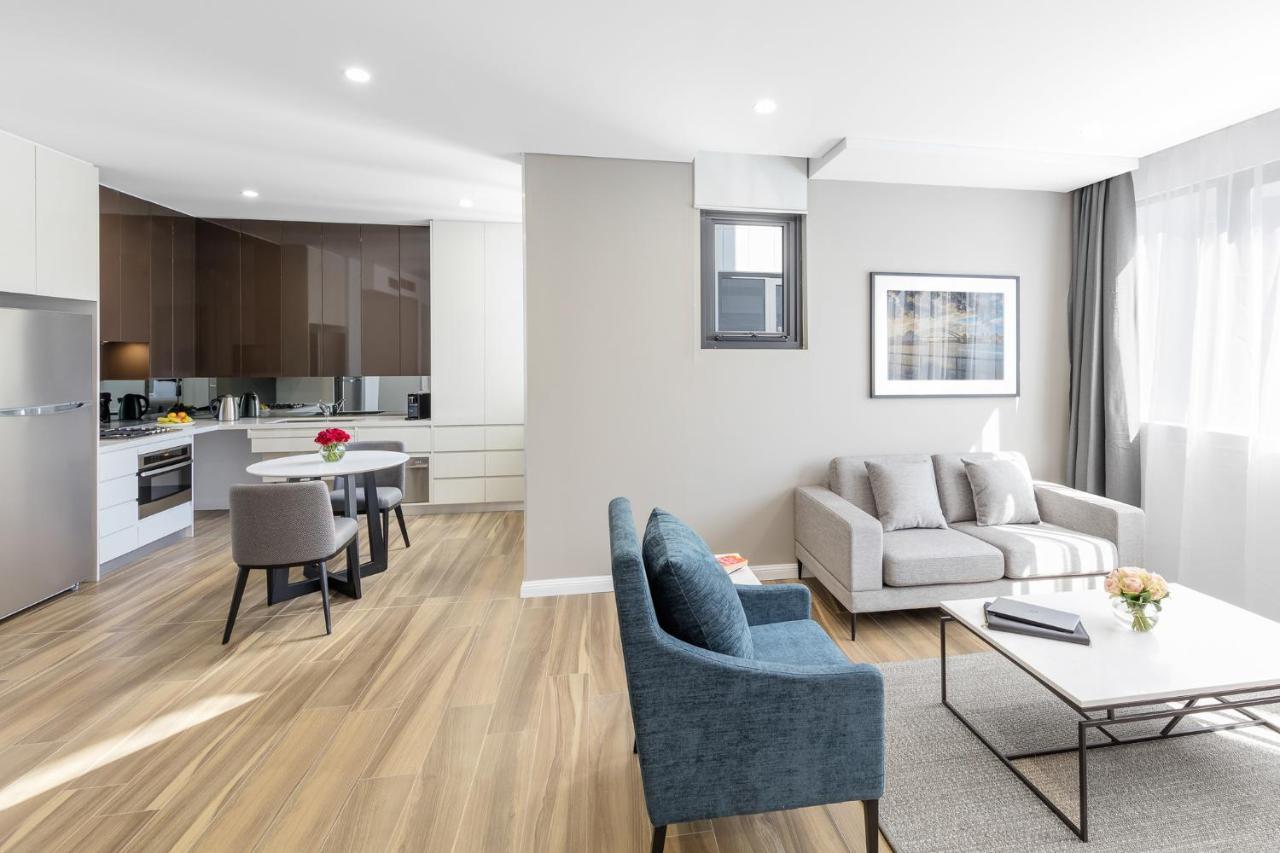 Meriton Suites Coward Street, Mascot Sydney Exteriér fotografie A staged apartment at 100 East End Avenue