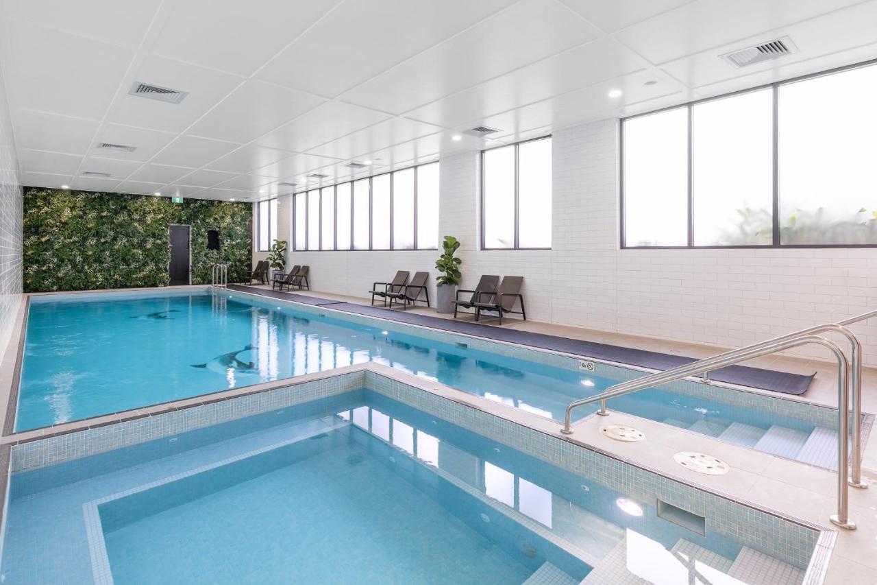 Meriton Suites Coward Street, Mascot Sydney Exteriér fotografie The pool at the hotel