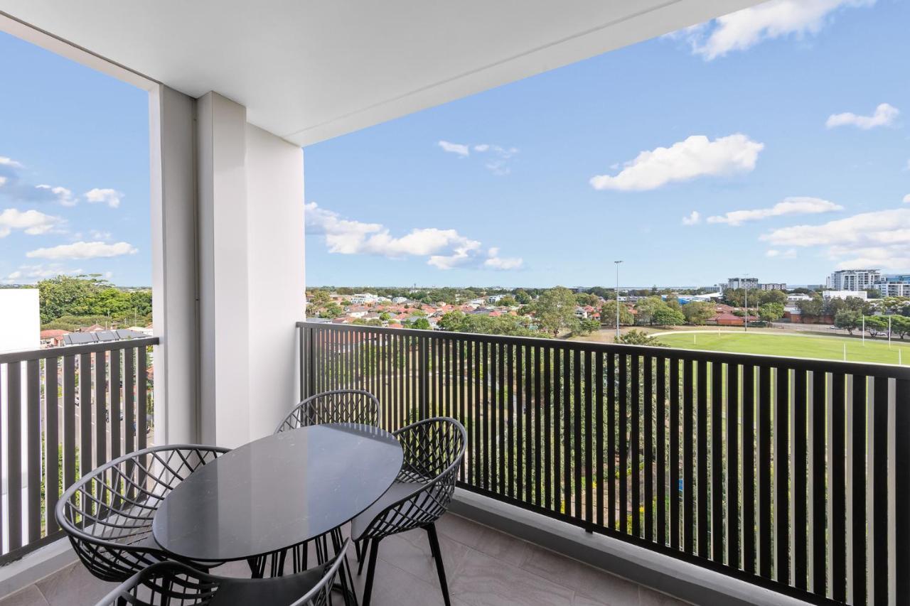 Meriton Suites Coward Street, Mascot Sydney Exteriér fotografie Balcony