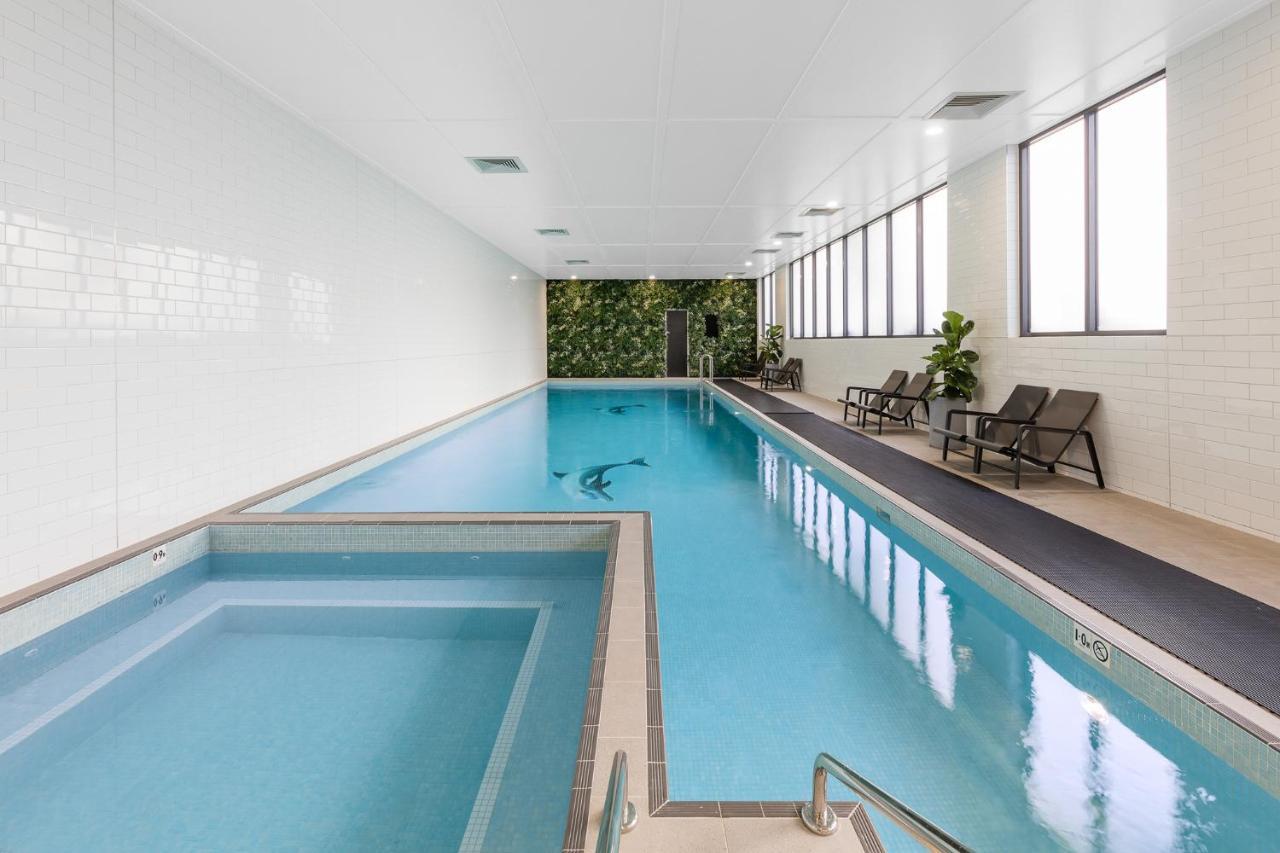 Meriton Suites Coward Street, Mascot Sydney Exteriér fotografie The pool at the hotel