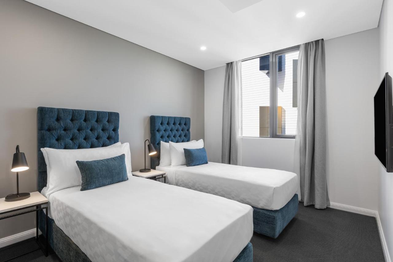Meriton Suites Coward Street, Mascot Sydney Exteriér fotografie A bedroom at the hotel