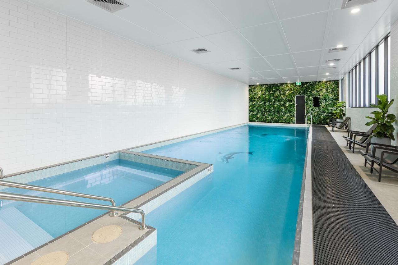 Meriton Suites Coward Street, Mascot Sydney Exteriér fotografie The pool at the hotel