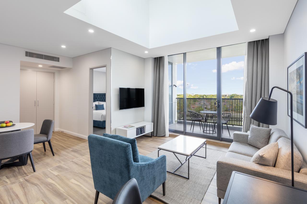Meriton Suites Coward Street, Mascot Sydney Exteriér fotografie A typical apartment at the new residential development